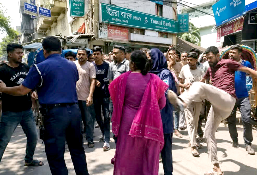 রাজবাড়ীতে নারী উদ্যোক্তাকে প্রকাশ্যে মারধর-হেনস্তা, প্রতিষ্ঠান বন্ধ