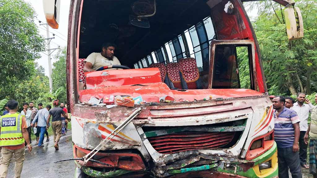 রাজবাড়ীতে বাস-পিকআপ মুখোমুখি সংঘর্ষে চালক নিহত, দুই ঘণ্টা যান চলাচল বন্ধ
