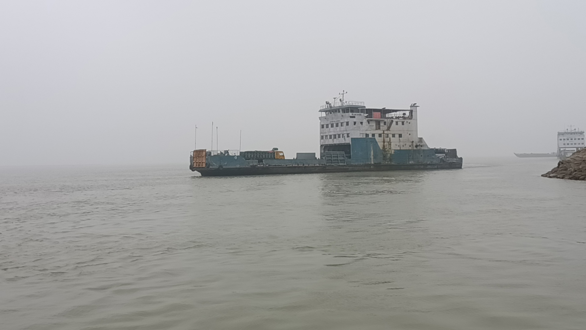 ঘন কুয়াশায় সাড়ে ১৪ ঘণ্টা পর দৌলতদিয়া-পাটুরিয়া নৌ-রুটে ফেরি চলাচল শুরু