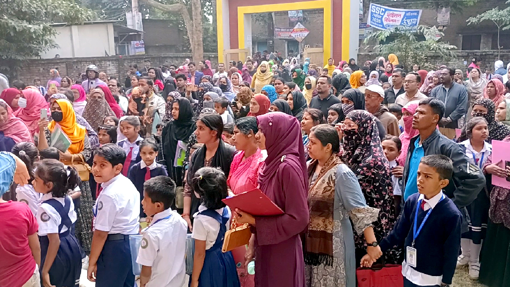 বিদ্যালয়ে শিক্ষকদের কর্মবিরতি: অভিভাবক ও শিক্ষকদের মধ্যে তুমুল বাগ্‌বিতণ্ডা