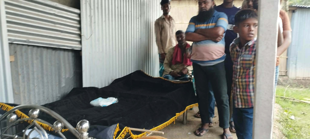 দৌলতদিয়ায় বাসডুবি: বাসচালক স্বামীকে হারিয়ে দিশেহারা অন্তঃসত্ত্বা স্ত্রী