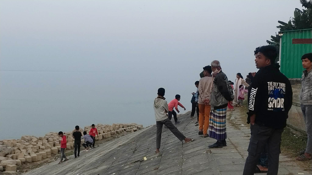 রাজবাড়ী সদরের বরাট ইউনিয়নে উড়াকান্দায় আজ মঙ্গলবার পদ্মা নদীতে কুমির দেখতে উৎসুক জনতার ভিড়। ছবি: সংগৃহীত