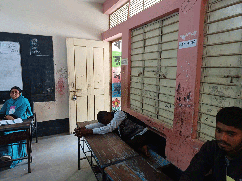 ভোটারের চাপ কম, ভোটকক্ষে ঘুমিয়ে পড়েছেন প্রার্থীর এজেন্ট