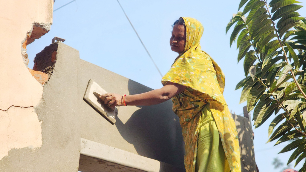 জোগালি থেকে হেডমিস্ত্রি রাজেদা বেগম