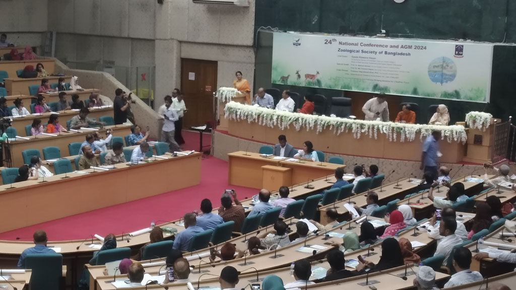 ঢাবির নওয়াব আলী চৌধুরী সিনেট ভবনে কথা বলছেন পরিবেশ উপদেষ্টা। ছবি: আজকের পত্রিকা।