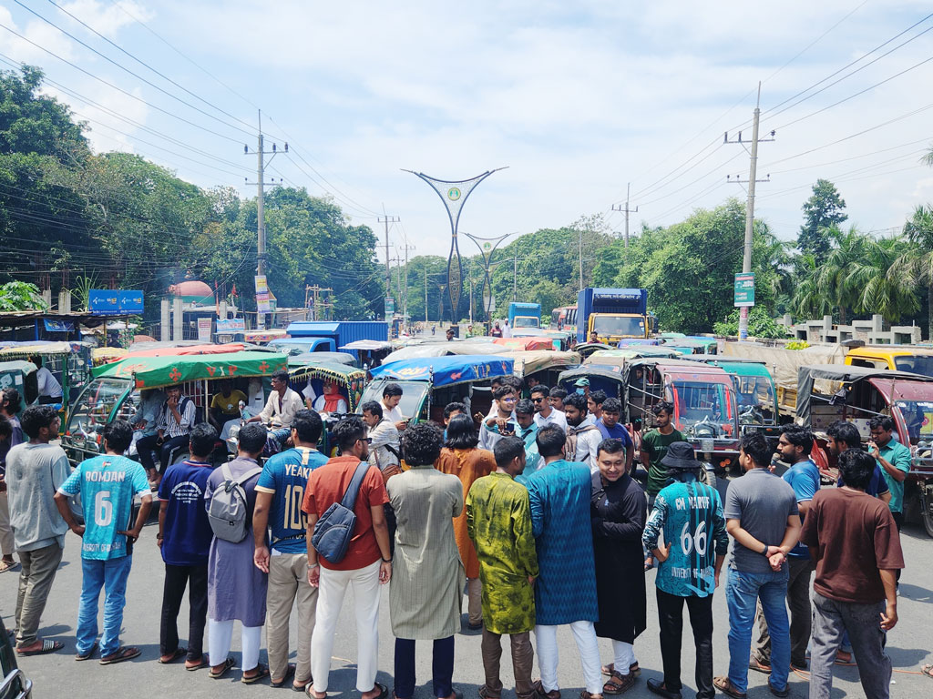 নুরের ওপর হামলার প্রতিবাদে রাবি শিক্ষার্থীদের মহাসড়ক অবরোধ