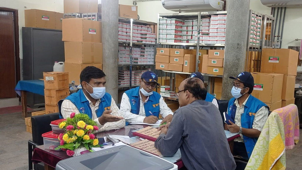 নিজেদের কাজ ফেলে ট্রলি ঠেলে বেড়ান কর্মচারীরা, ব্যবস্থা নেবে দুদক