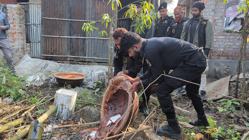 রস ছাড়াই রাসায়নিক পদার্থ দিয়ে গুড় তৈরি হতো ৫ কারখানায়