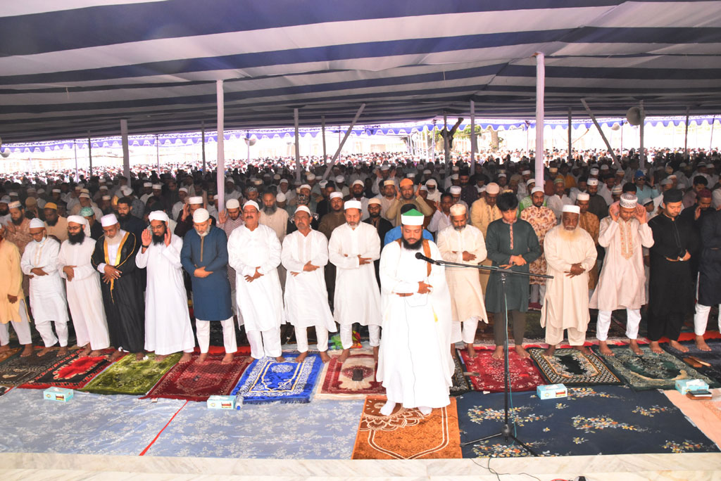 রাজশাহীর হজরত শাহ মখদুম (রহ.) কেন্দ্রীয় ঈদগাহ ময়দানে সকাল সাড়ে ৭টায় ঈদের প্রধান জামাত হয়। বিএনপির চেয়ারপারসনের উপদেষ্টা মিজানুর রহমান মিনুসহ আরও অনেক মুসল্লি নামাজ আদায় করেন। ছবি: মিলন শেখ