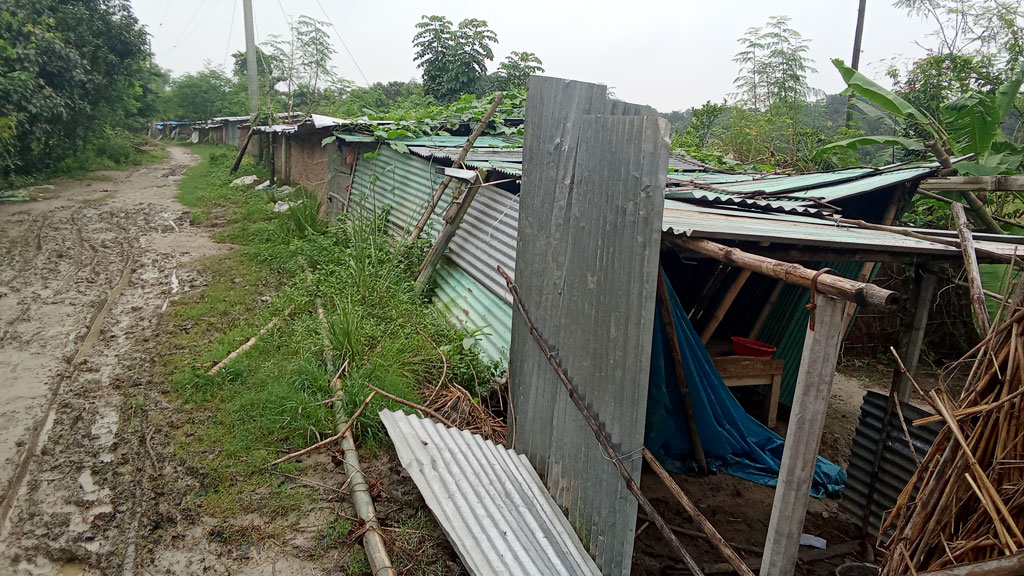 হামলার পর রাজশাহীর পবা উপজেলার বাগসারা সাঁওতালপাড়া মানুষশূন্য। ছবি: আজকের পত্রিকা