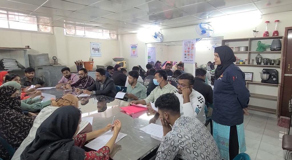 রাজশাহীতে রান্নার প্রশিক্ষণে অংশ নিতে পরীক্ষায় বসেছেন আগ্রহীরা। ছবি: আজকের পত্রিকা