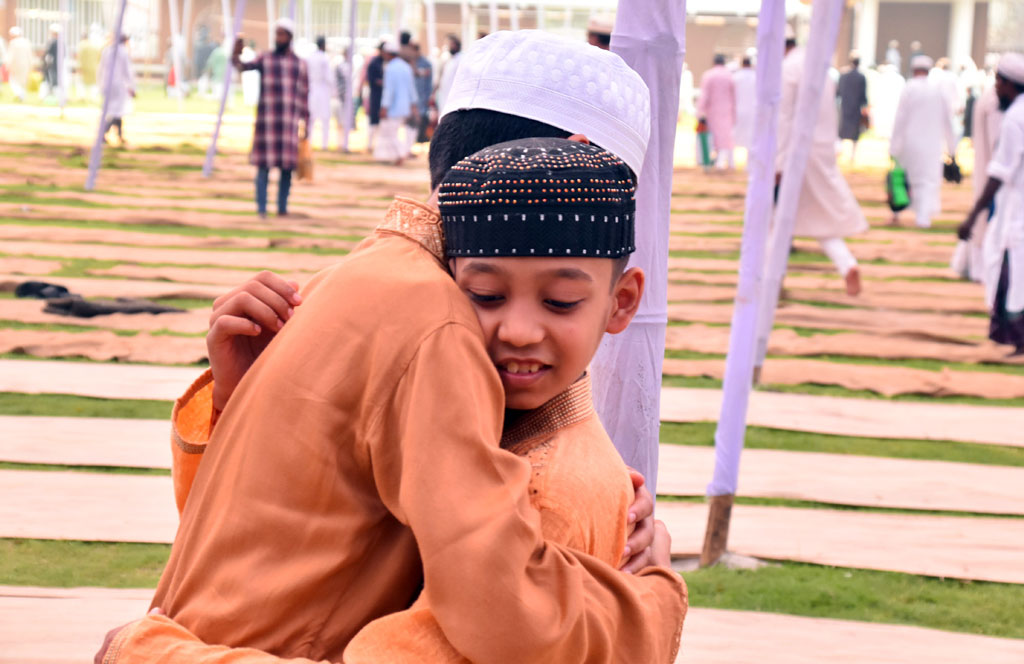 রাজশাহীর হজরত শাহ মখদুম (রহ.) কেন্দ্রীয় ঈদগাহ ময়দানে সকাল সাড়ে ৭টায় ঈদের প্রধান জামাত হয়। বিএনপির চেয়ারপারসনের উপদেষ্টা মিজানুর রহমান মিনুসহ আরও অনেক মুসল্লি নামাজ আদায় করেন। ছবি: মিলন শেখ