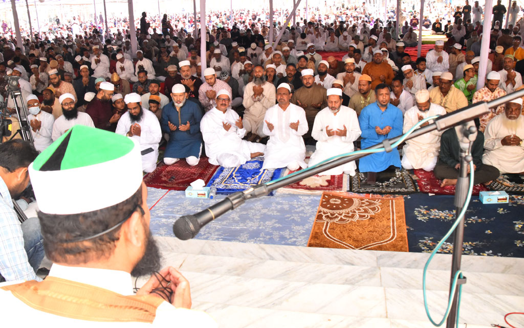 রাজশাহীর হজরত শাহ মখদুম (রহ.) কেন্দ্রীয় ঈদগাহ ময়দানে সকাল সাড়ে ৭টায় ঈদের প্রধান জামাত হয়। বিএনপির চেয়ারপারসনের উপদেষ্টা মিজানুর রহমান মিনুসহ আরও অনেক মুসল্লি নামাজ আদায় করেন। ছবি: মিলন শেখ