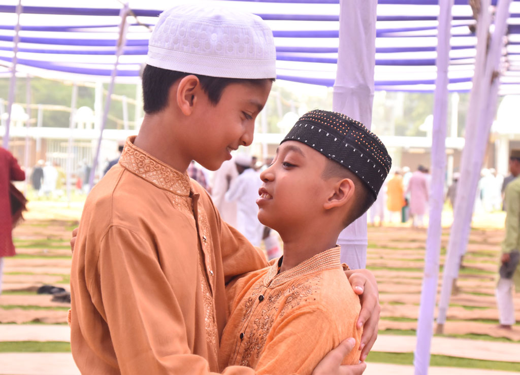 রাজশাহীর হজরত শাহ মখদুম (রহ.) কেন্দ্রীয় ঈদগাহ ময়দানে সকাল সাড়ে ৭টায় ঈদের প্রধান জামাত হয়। বিএনপির চেয়ারপারসনের উপদেষ্টা মিজানুর রহমান মিনুসহ আরও অনেক মুসল্লি নামাজ আদায় করেন। ছবি: মিলন শেখ