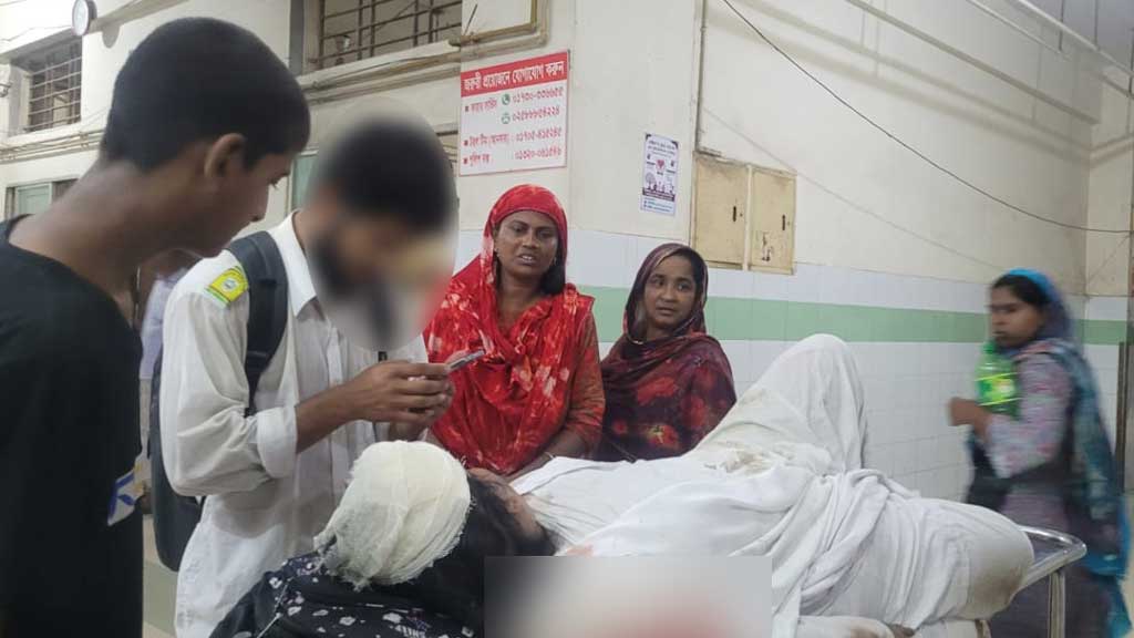 কলেজের পোশাকেই পালিয়ে অজানা পথে, স্বপ্ন থামল রেলস্টেশনে