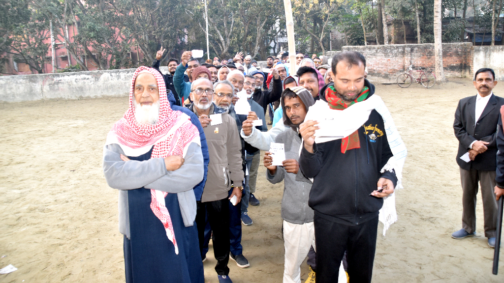 রাজশাহীতে উৎসবমুখর পরিবেশে ভোট শুরু