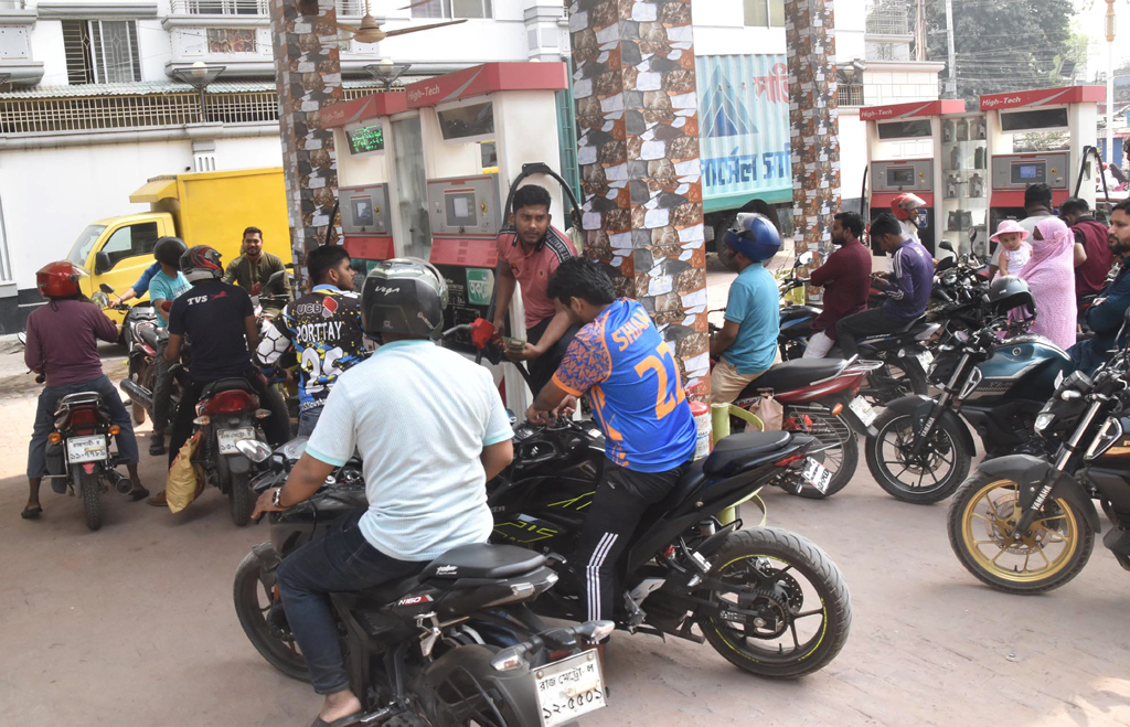 রাজশাহীতে ফিলিং স্টেশনে মোটরসাইকেলের লম্বা সারি, চাহিদামতো মিলছে না তেল