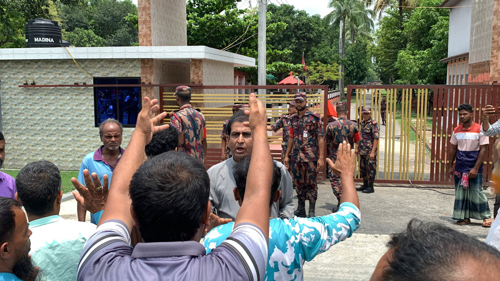 রাজশাহী বিজিবি দপ্তরের সামনে গরু ব্যবসায়ীদের বিক্ষোভ-অবরোধ