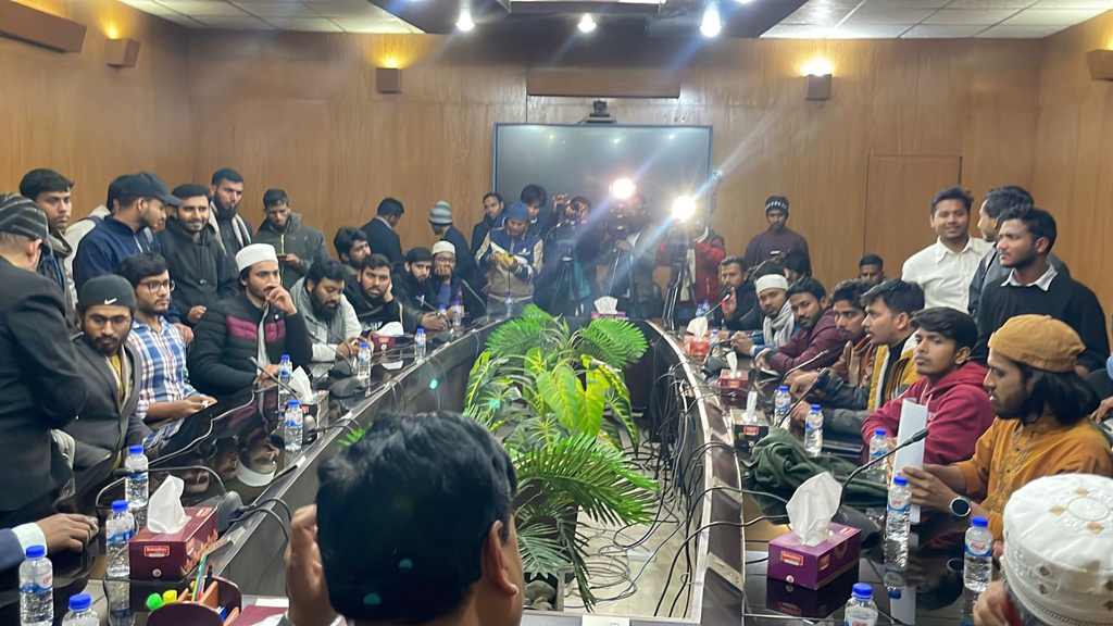 রাবির ৬ ডিনের পদত্যাগ দাবি: ভিসি, প্রো-ভিসির দপ্তরে তালার পর সভা, সিদ্ধান্ত রাতে