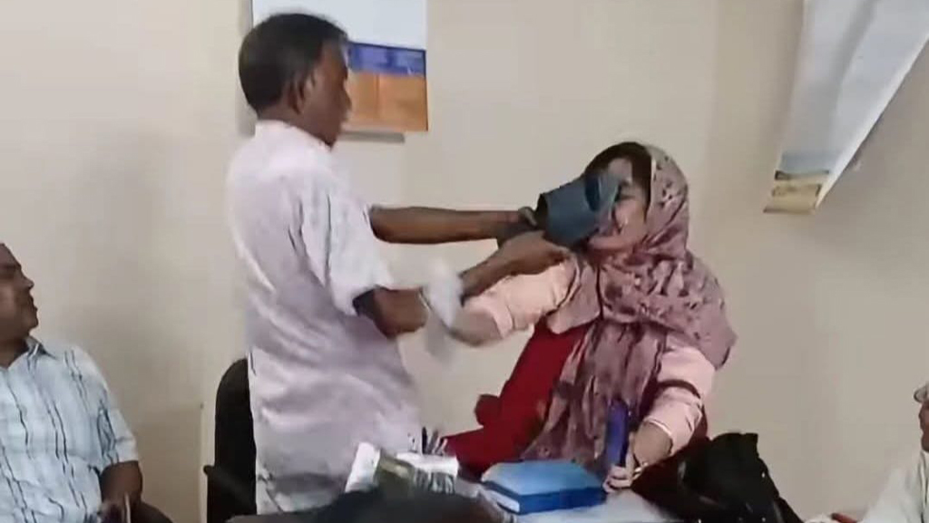 অধ্যক্ষকে জড়িয়ে আপত্তিকর কথা বলায় প্রথমে থাপ্পড় দেন প্রদর্শক