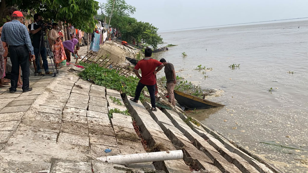 দমকা হাওয়ায় উত্তাল পদ্মায় ডুবল ২০ নৌকা