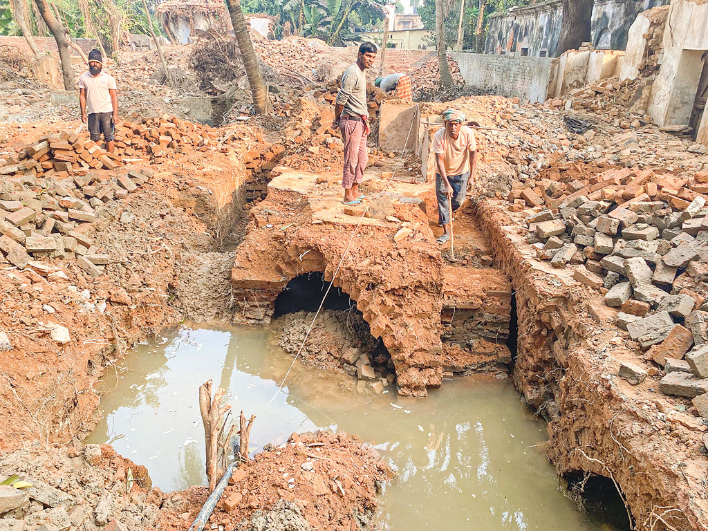 রাজশাহীতে গুঁড়িয়ে দেওয়া হলো রাজবাড়ী