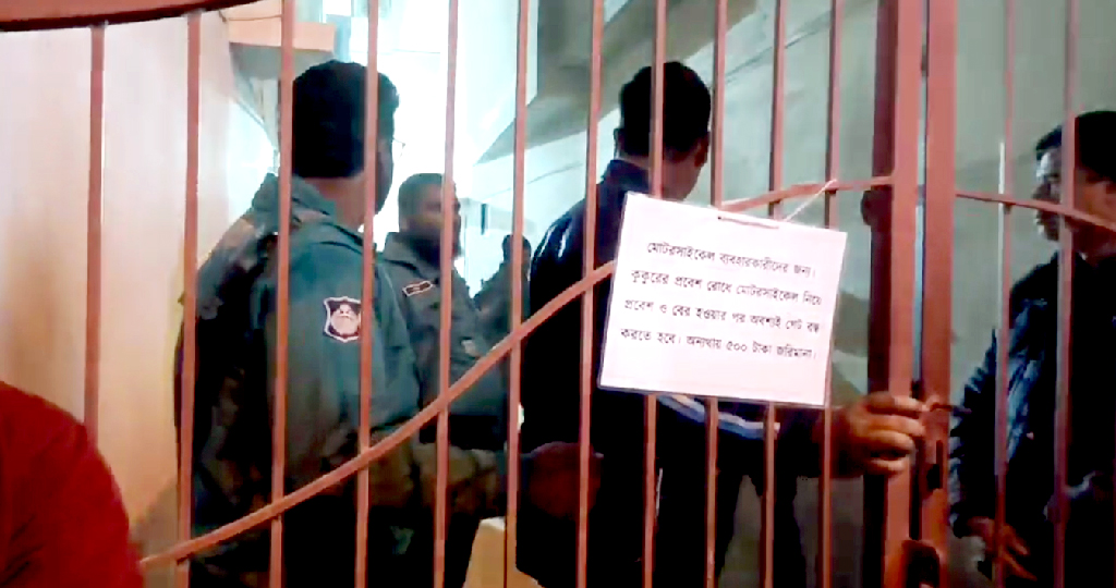 মেঝেতে স্ত্রীর লাশ, বিছানায় পড়ে ছিলেন আহত সাংবাদিক