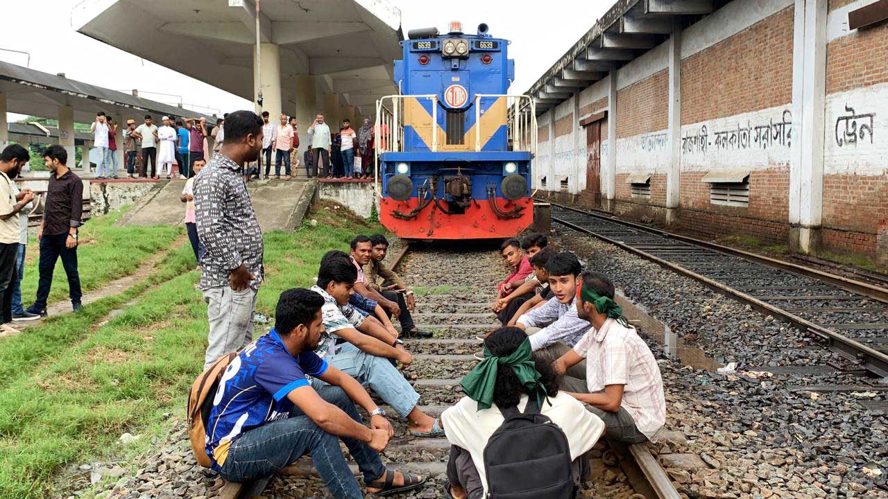 রাজশাহীতে বরাদ্দ করা ট্রেন পছন্দ না হওয়ায় জুলাইযোদ্ধাদের বিক্ষোভ