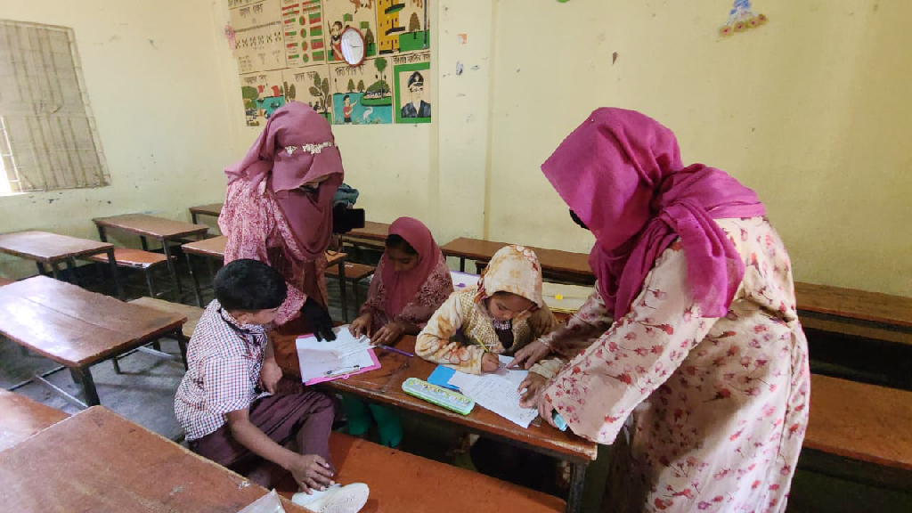 শিক্ষকদের ঢুকতে না দিয়ে পরীক্ষা নিলেন অভিভাবকেরা