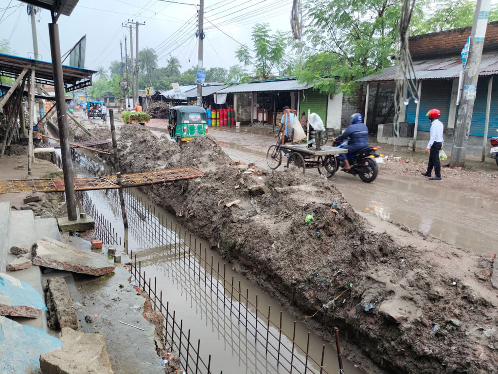 ঠিকাদার কৃষক দল ও বিএনপি নেতা, ড্রেন নির্মাণকাজে ঘাপলা