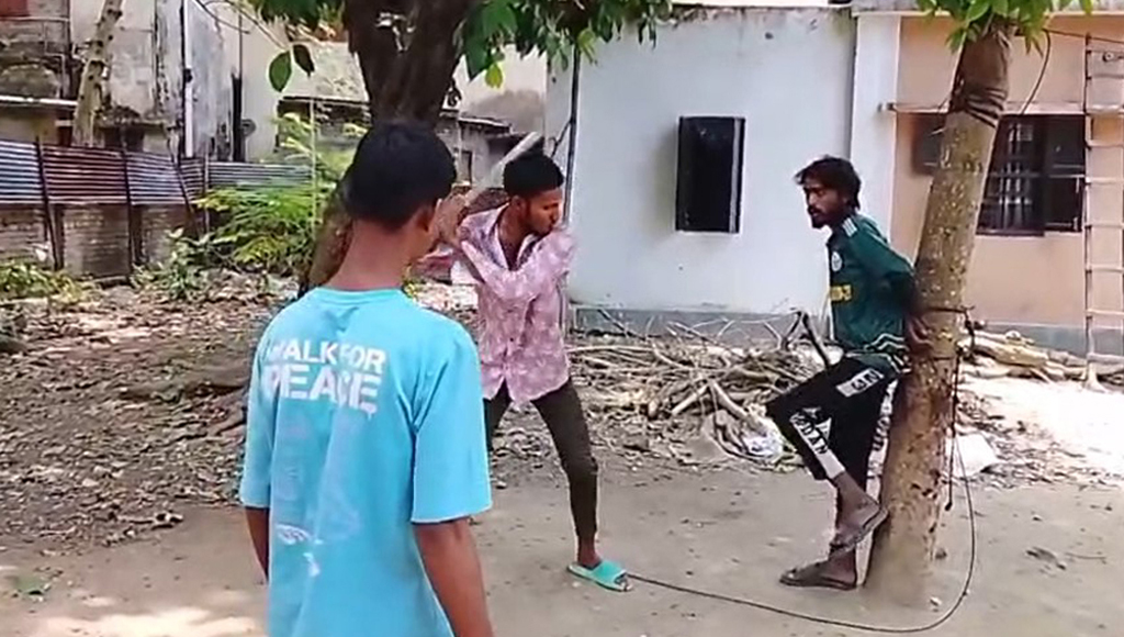 ক্যামেরা প্রস্তুত করে রাজশাহীতে যুবককে গাছে বেঁধে লাঠিপেটা