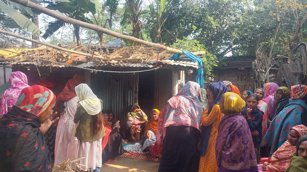 বাবা-মায়ের মাঝখানে ঘুমিয়ে থাকা শিশুর মৃত্যু নিয়ে ধূম্রজাল