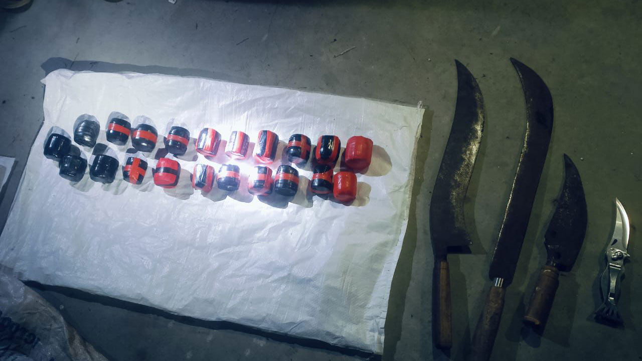 রাজশাহীতে ২১ ককটেল ও দেশীয় অস্ত্র উদ্ধার