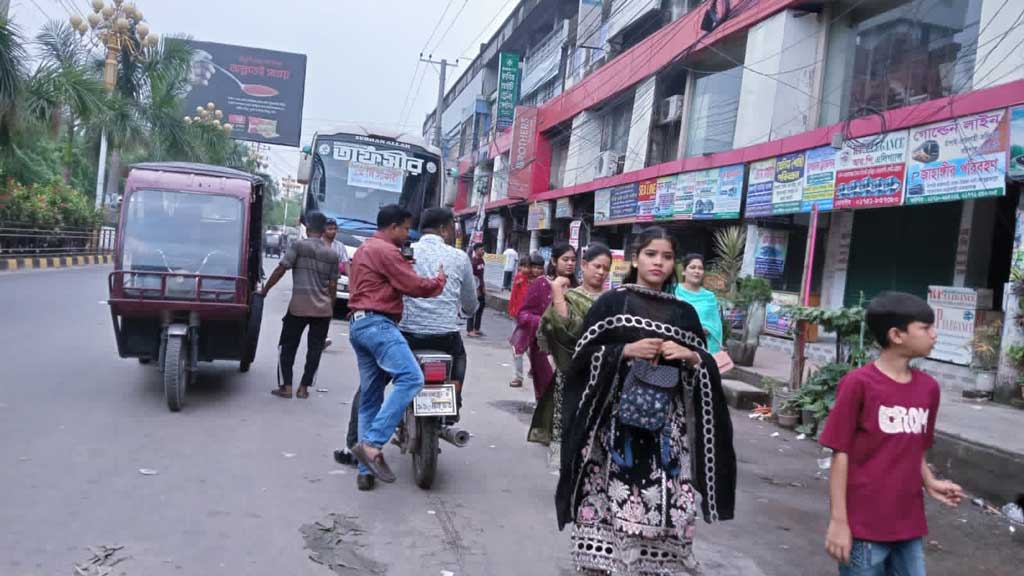 রাজশাহীতে বাস বন্ধ থাকায় যাত্রীদের চরম ভোগান্তি