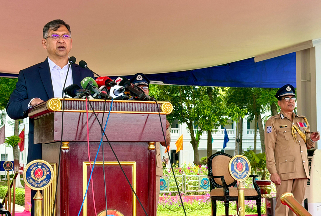 পুলিশের পোশাক পরিবর্তনের ইঙ্গিত দিলেন স্বরাষ্ট্রমন্ত্রী