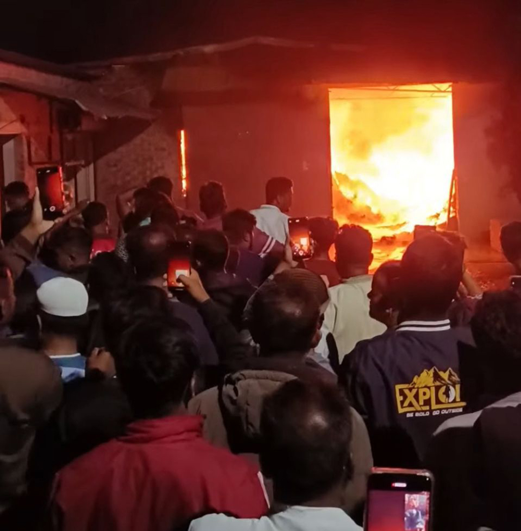 রাজশাহীতে গুদামে আগুন, ব্যাপক ক্ষয়ক্ষতি