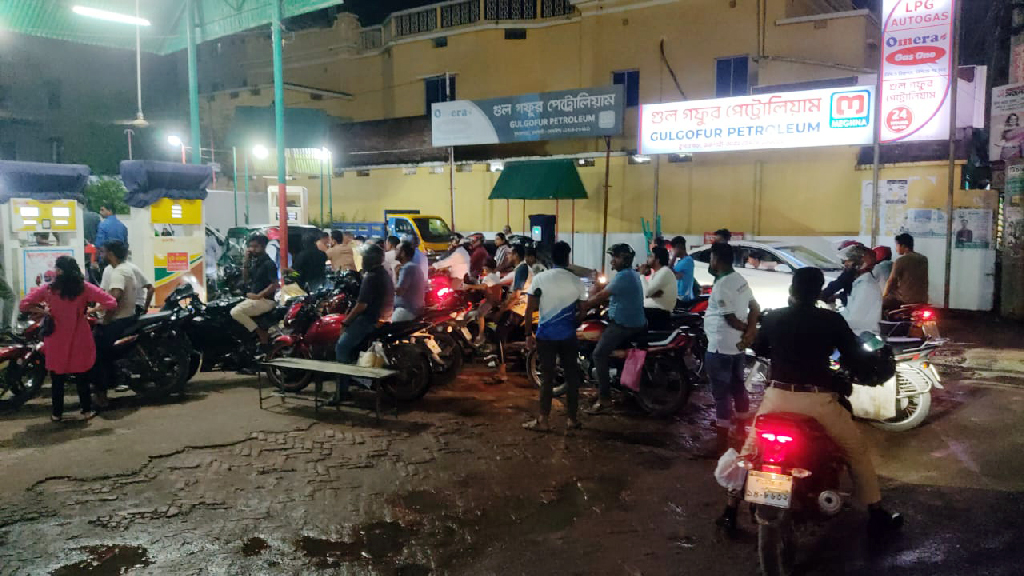 রাজশাহীর ফিলিং স্টেশনগুলোতে ফের বাইকের লম্বা সারি