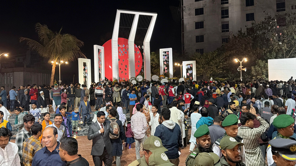 শহীদদের শ্রদ্ধা জানিয়ে রাজশাহীতে কেন্দ্রীয় শহীদ মিনার উদ্বোধন