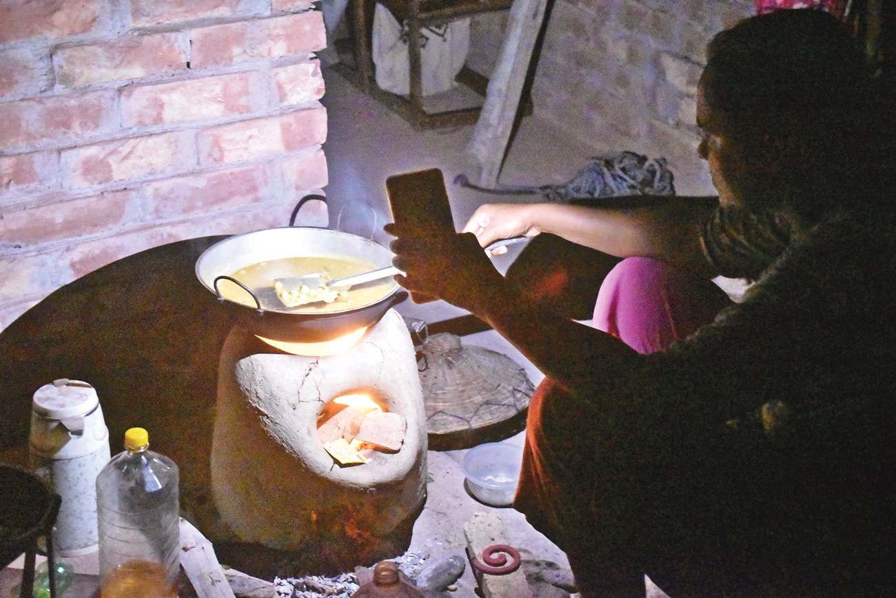 গ্যাস-বিদ্যুতের সংকট ফের বাড়ল