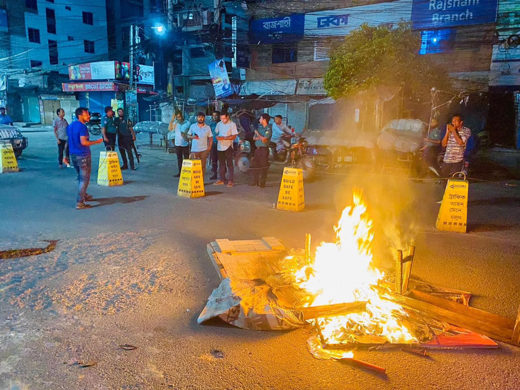 রাজশাহীতে জাতীয় পার্টির অফিস ভাঙচুর, সাইনবোর্ড খুলে আগুন
