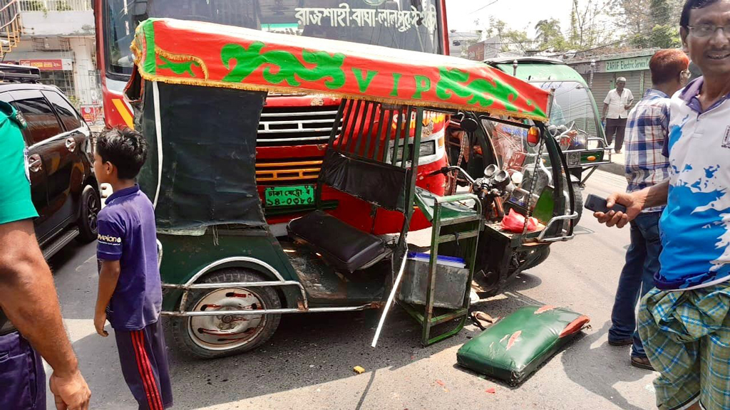 রাজশাহীতে বাস-অটোরিকশার সংঘর্ষে গৃহবধূ নিহত, আহত ২