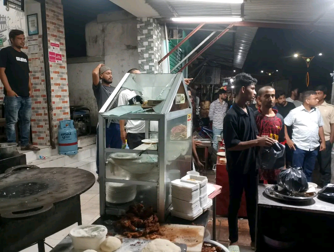 তুচ্ছ ঘটনায় রাজশাহীতে রেস্তোরাঁয় ভাঙচুর, হাতবোমার বিস্ফোরণে পুলিশ সদস্য আহত