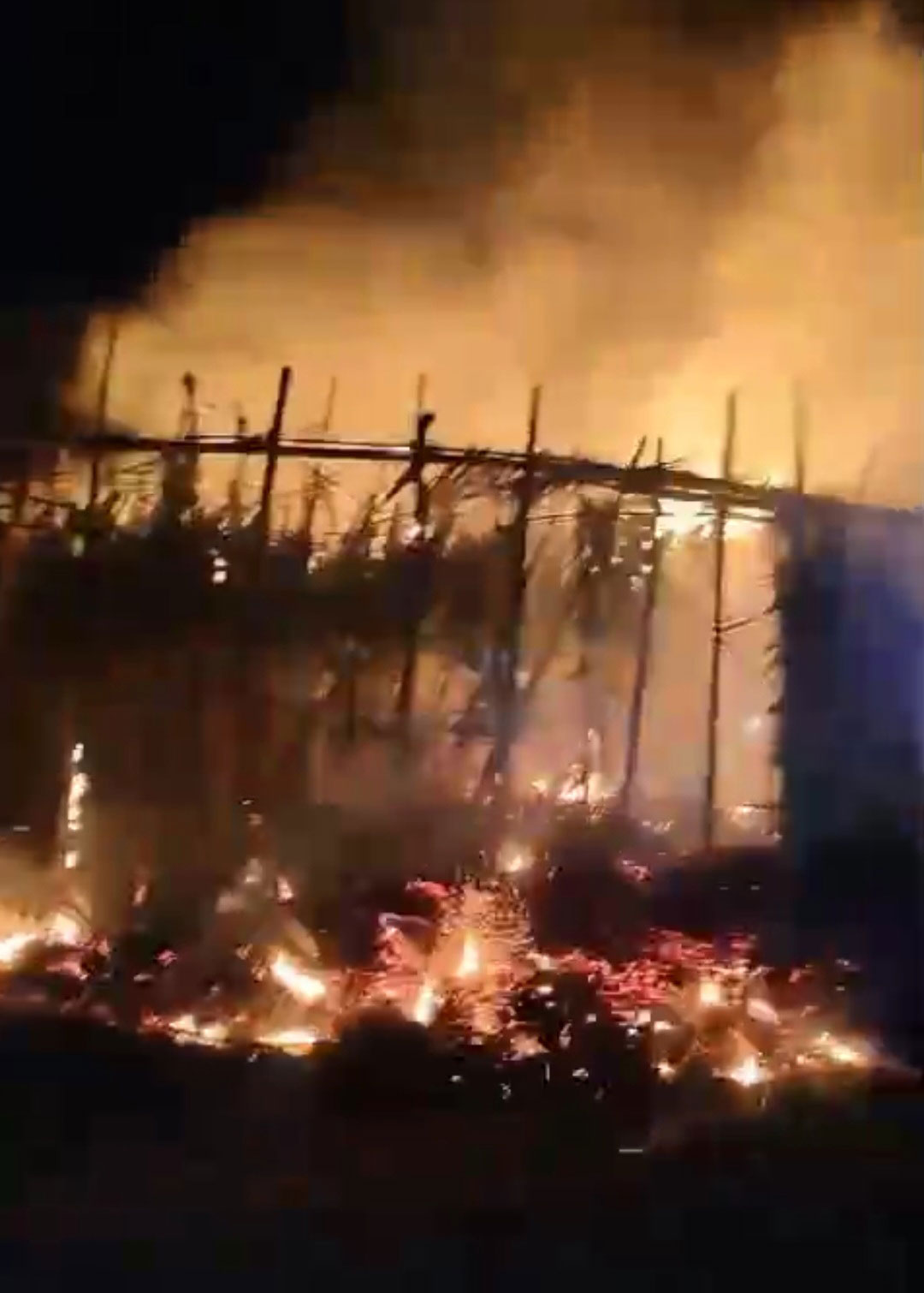 রাতের আঁধারে দুই পানবরজে আগুন