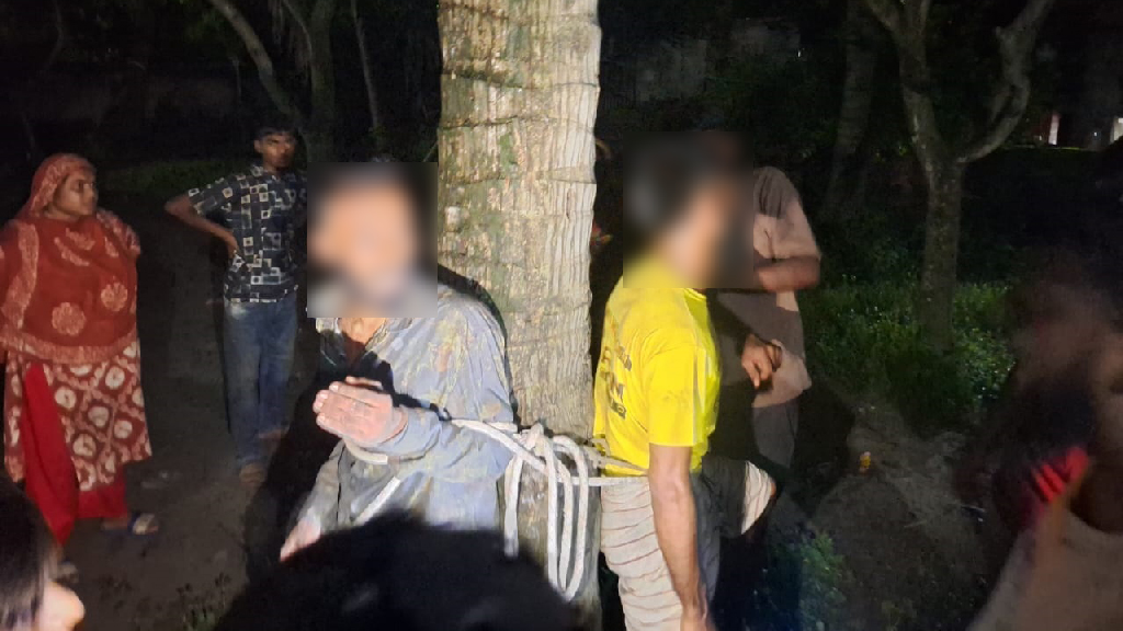 রাজশাহীতে চোর সন্দেহে দুই তরুণকে গাছে বেঁধে নির্যাতন