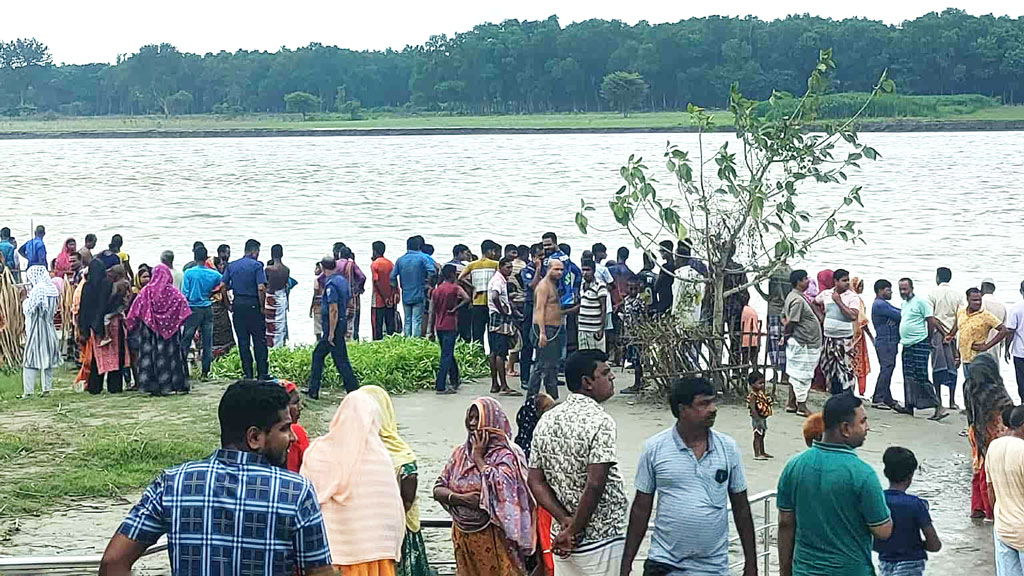 সৎকারে যাওয়ার পথে নৌকাডুবিতে একজনের মৃত্যু, দুজন নিখোঁজ