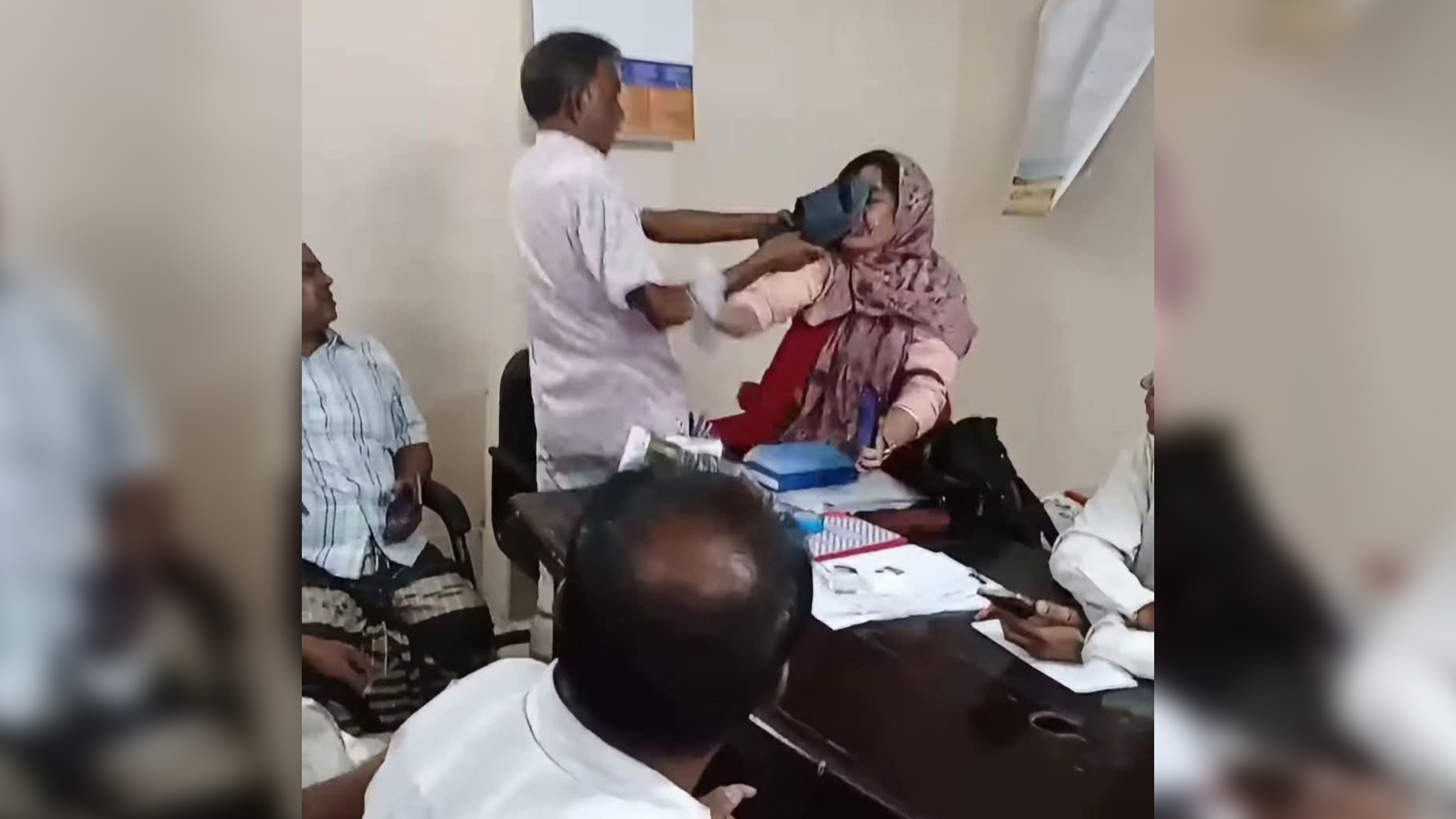 সরকারি কলেজের নারী ডেমোনেস্ট্রেটরকে জুতাপেটা করলেন বিএনপি নেতা, অধ্যক্ষসহ আহত ৫