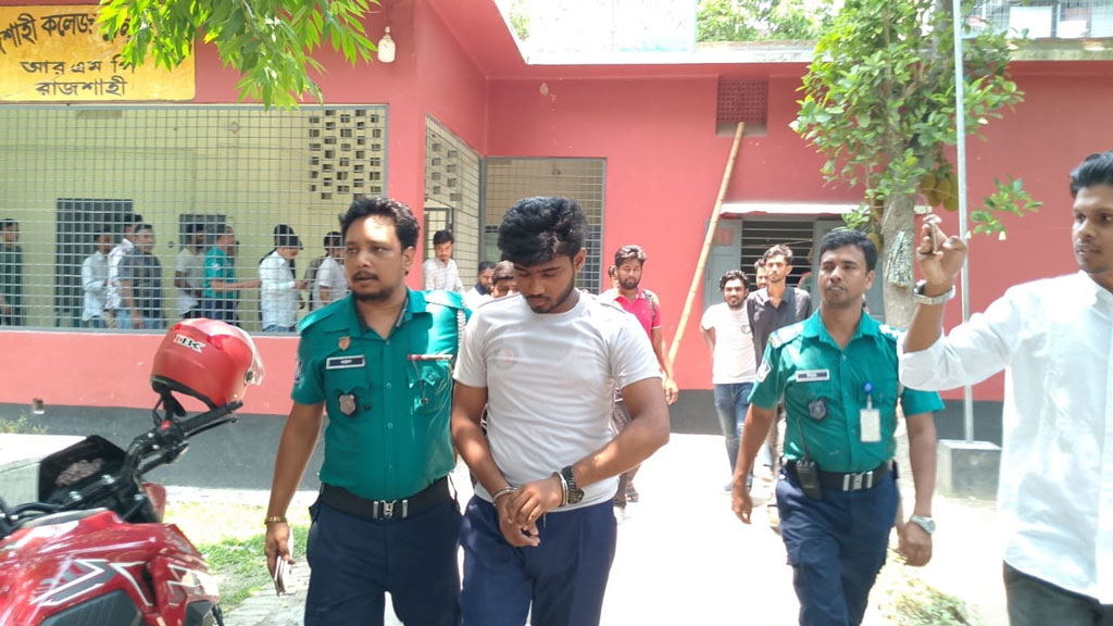 রাজশাহী কলেজ ছাত্রলীগের কর্মীকে ধরে পুলিশে সোপর্দ
