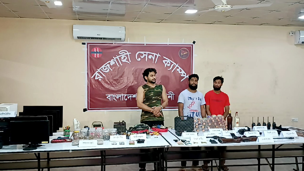 রাজশাহীতে কোচিং সেন্টার ঘিরে যৌথ বাহিনীর অভিযান, মিলল অস্ত্র-বোমা তৈরির সরঞ্জাম, আটক ৩