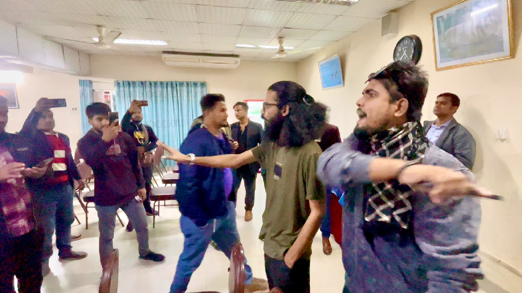 সাংবাদিকদের তালাবদ্ধ রাখার হুমকি দেওয়া যুবশক্তির দুই নেতাকে অব্যাহতি