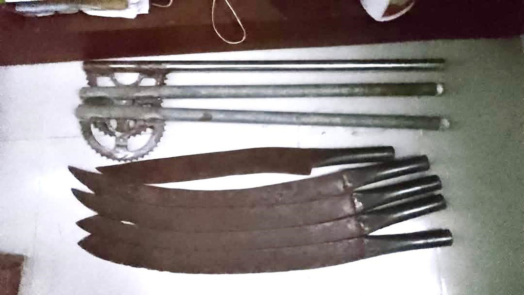সালিসে দেশীয় অস্ত্র ও ককটেল, ৬ জন আটক